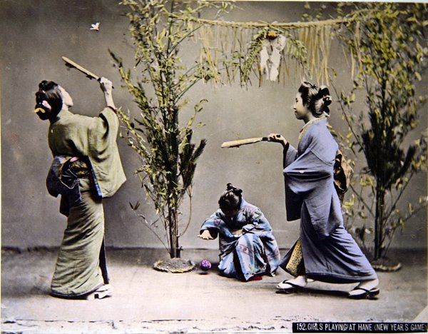 Unga japanska flickor som spelar Hanetsuki, ca 1900 (färgfotografi) av Emma Roberts