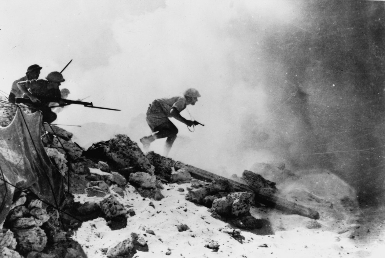 En brittisk officer beväpnad med en revolver som leder sina män framåt med fasta bajonetter, ett av sju officiella fotografier relaterade till det andra slaget vid El Alamein, 1942 av English Photographer