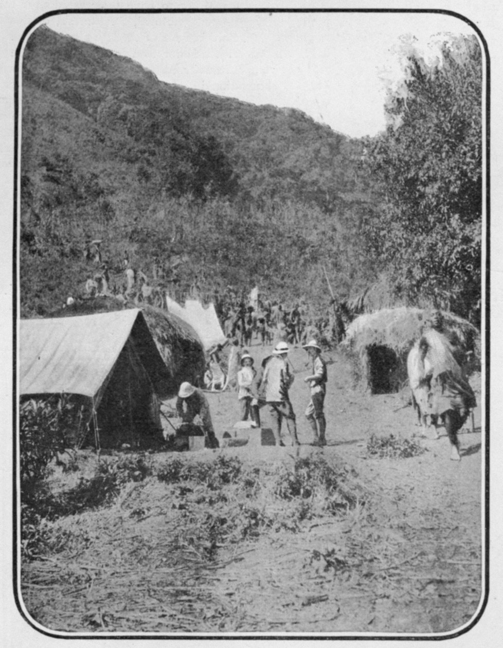 A Mountain Expedition Leaving the Permanent Base Camp, från en artikel med titeln To the Mountains of the Moon publicerad i The Graphic 27 oktober 1906 av English Photographer