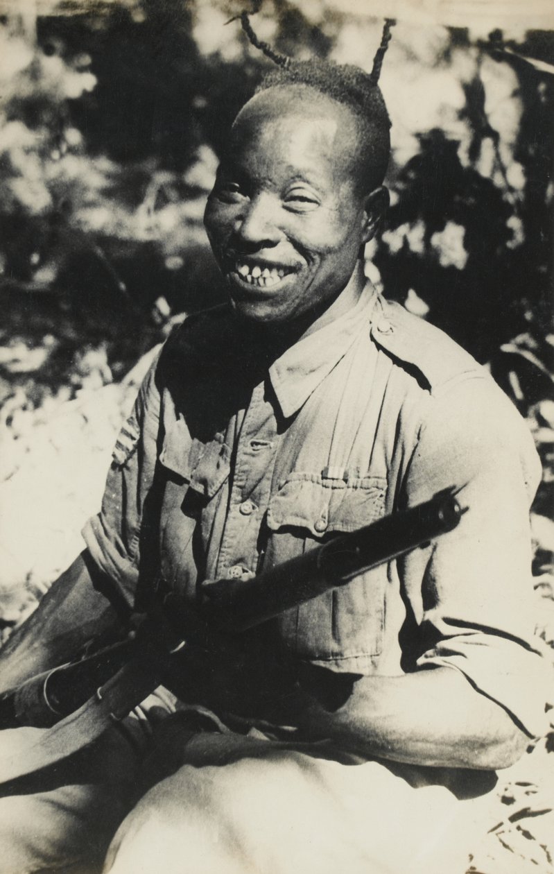En nigeriansk sergeant knuten till 5:e västafrikanska brigaden, 1944 av English Photographer