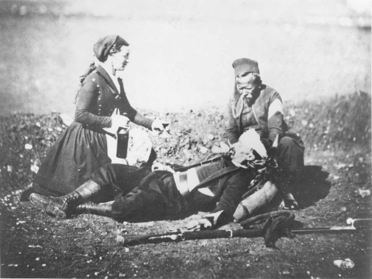 En sjuksköterska tar hand om en sårad man på Krim, ca 1855 av English Photographer