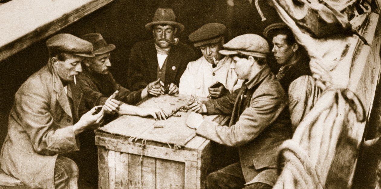 En pråm och vänner spelar domino i lastrummet på en pråm, London (sepiafoto) av English Photographer