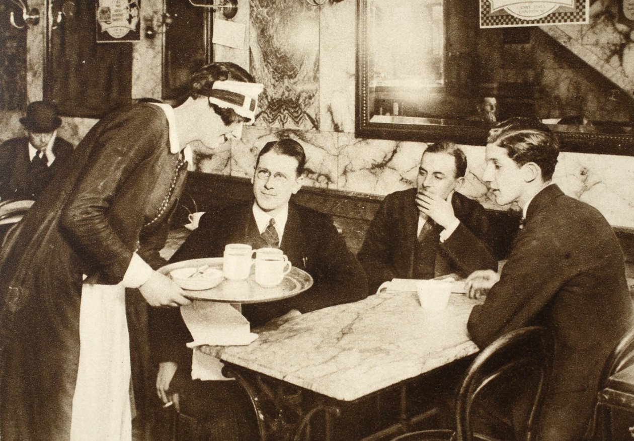 En kaféservitris, klädd i samma uniform som en salongsbiträde, serverar kaffe till kontorsanställda under deras paus klockan 11, från Wonderful London, publicerad 1926-27 (fotogravyr) av English Photographer