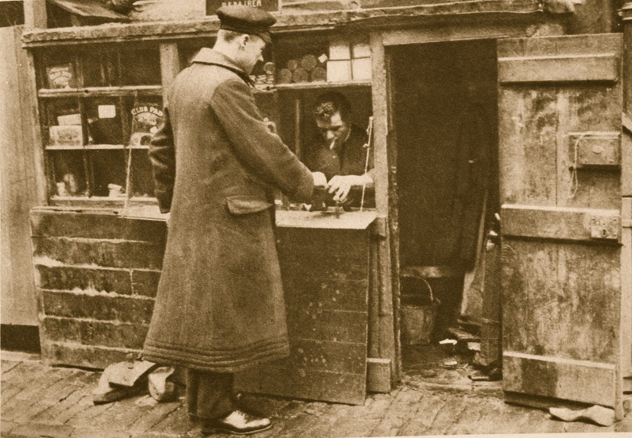 En chaufför lämnar in ett par stövlar till en skomakare, Mayfair (sepiafoto) av English Photographer