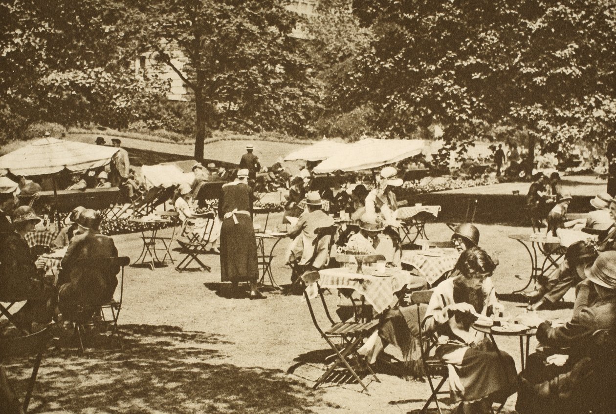 En kontinental lunchscen i Embankment Gardens, Charing Cross (sepiafoto) av English Photographer