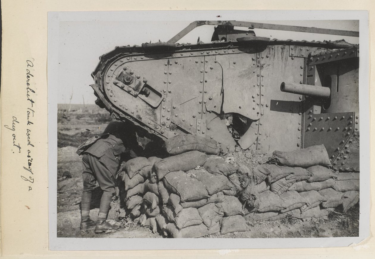 En nedlagd tank som användes som tak på en utgrävd, 1915-18 av English Photographer