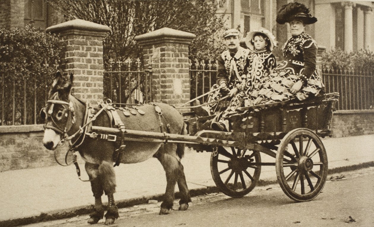 En åsnekärra transporterar en förmögen kundfamilj (sepiafoto) av English Photographer