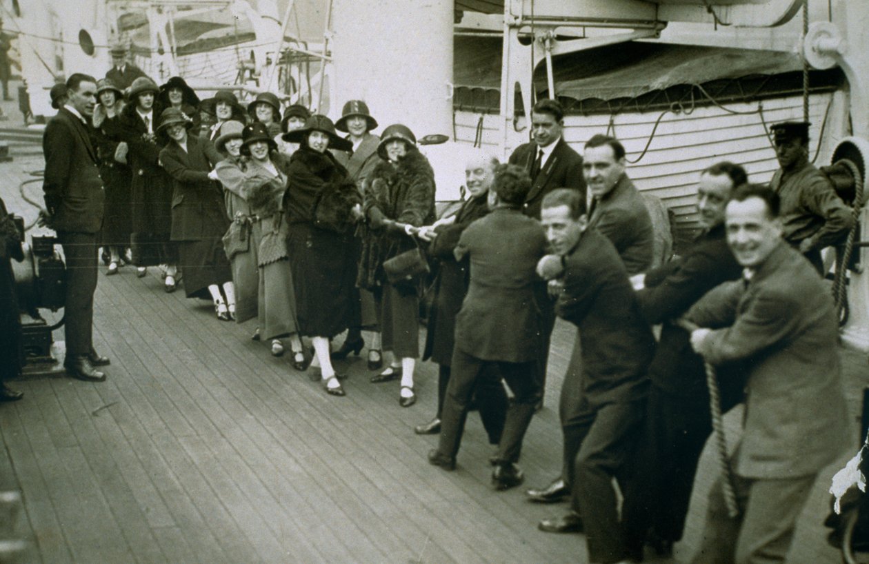 En omgång Tug of War ombord på en oceanliner av English Photographer