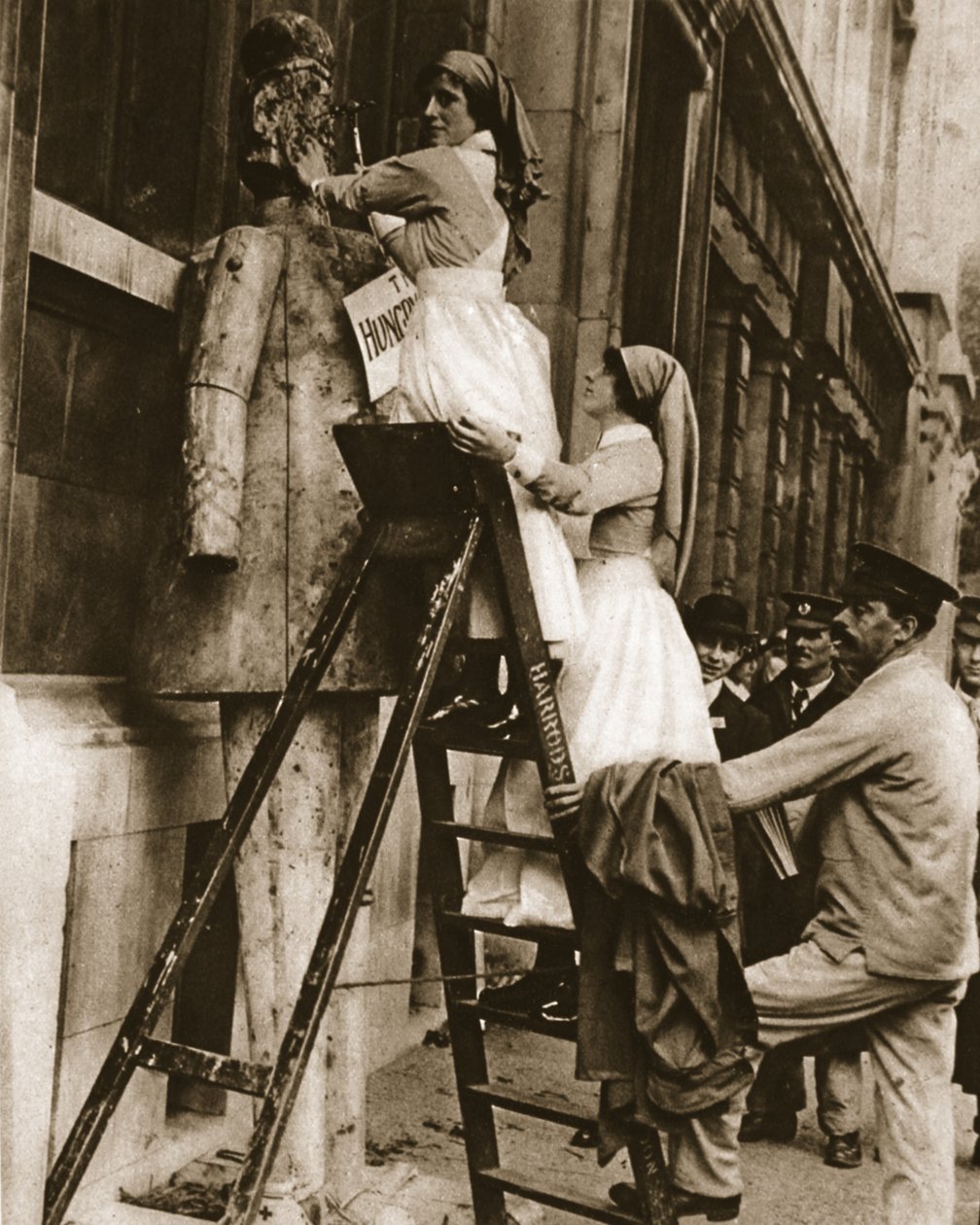 En sjukhussköterska som byter om sin vanliga roll: hamra fienden vid Stepney, illustration från The Illustrated War News, 27 september 1916 (sepiafoto) av English Photographer