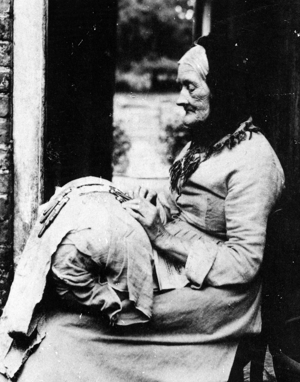 En spetsmakare utanför sin stuga i South Buckinghamshire, sent C19th av English Photographer