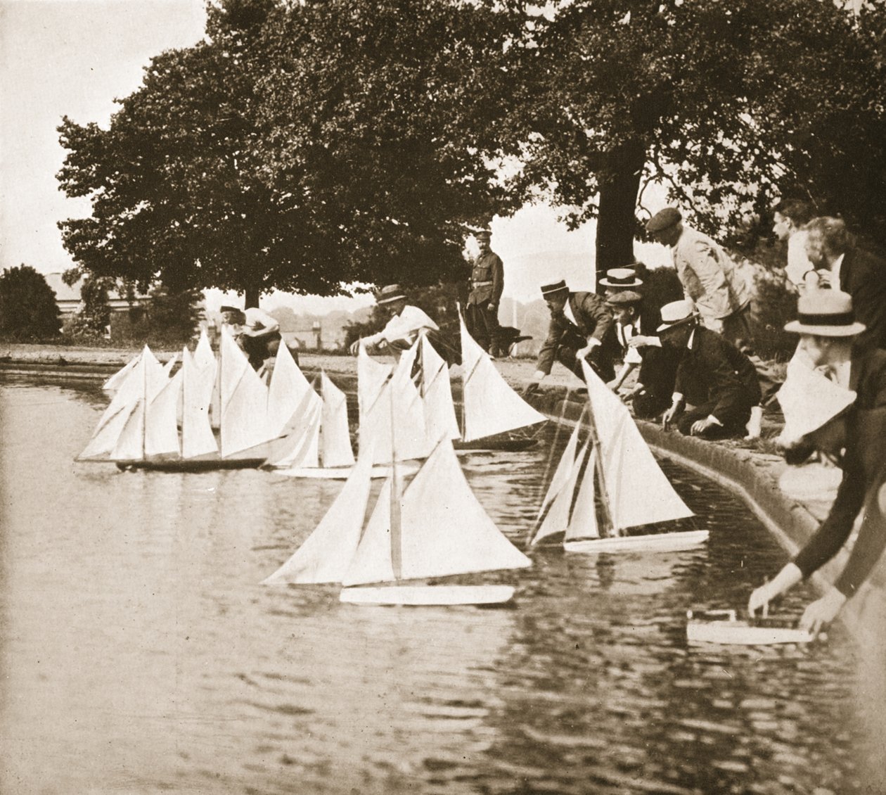 En modellyachtrace, Alexandra Palace, illustration från tyska fångar i Storbritannien (fotogravyr) av English Photographer