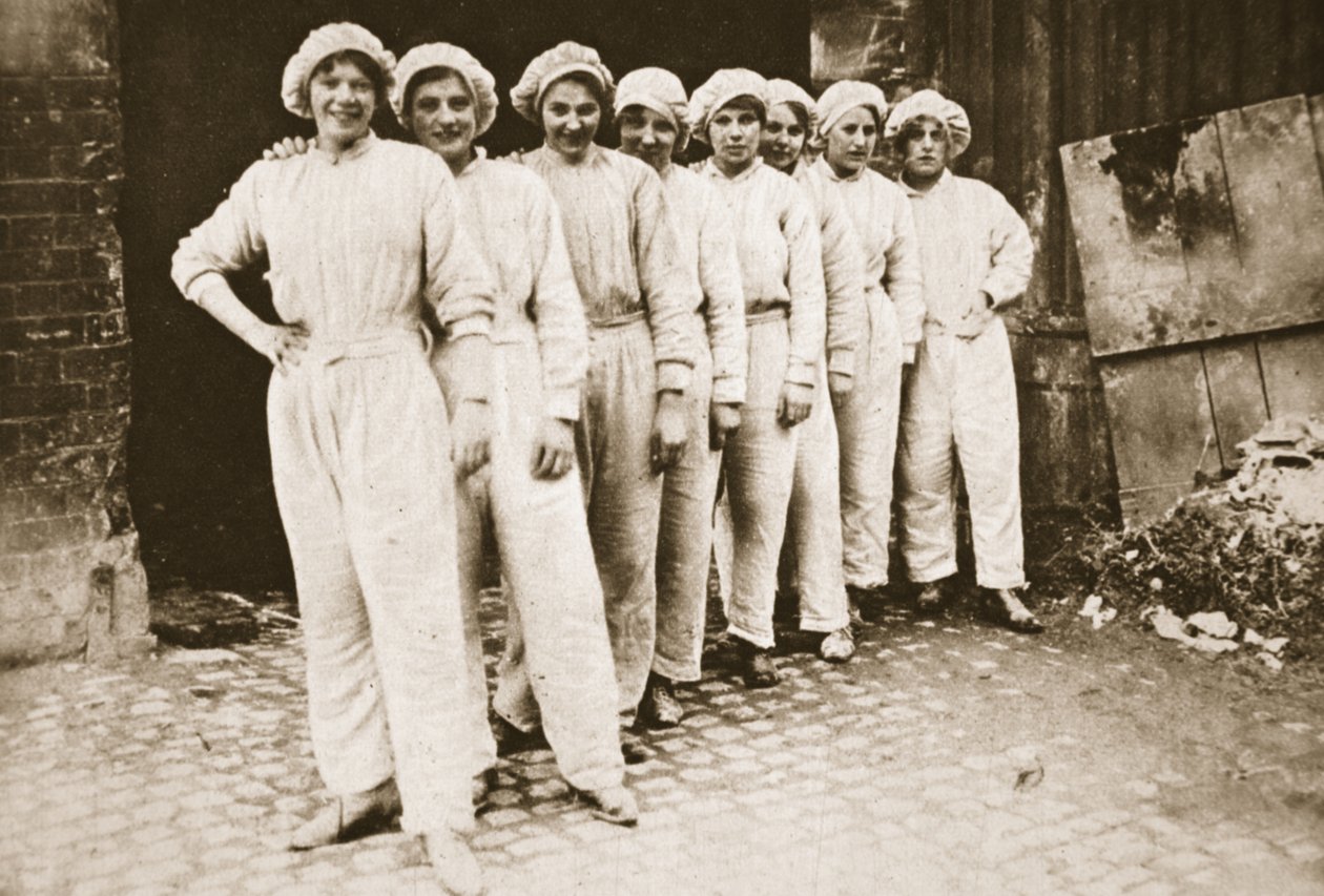 En pittoresk grupp kvinnliga arbetare: pigor i en kvarn i Nottingham, från The Illustrated War News, 12 juli 1916 (sepiafoto) av English Photographer