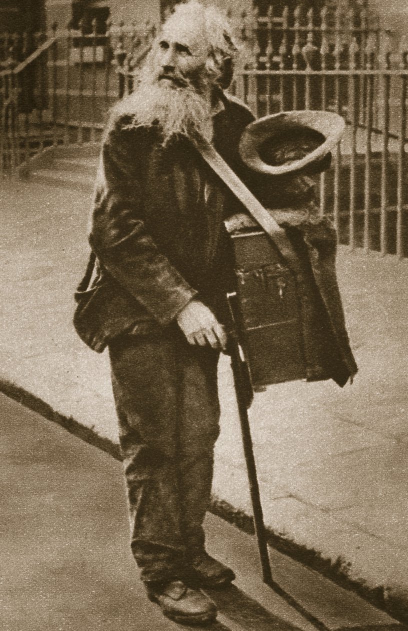 En gatumusiker (sepiafoto) av English Photographer