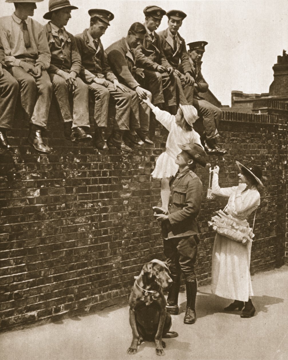 En lång australiensare hjälper till att sälja rosor till sårade soldater: en incident på Rose Day, från The Illustrated War News, 21 juni 1916 (sepiafoto) av English Photographer