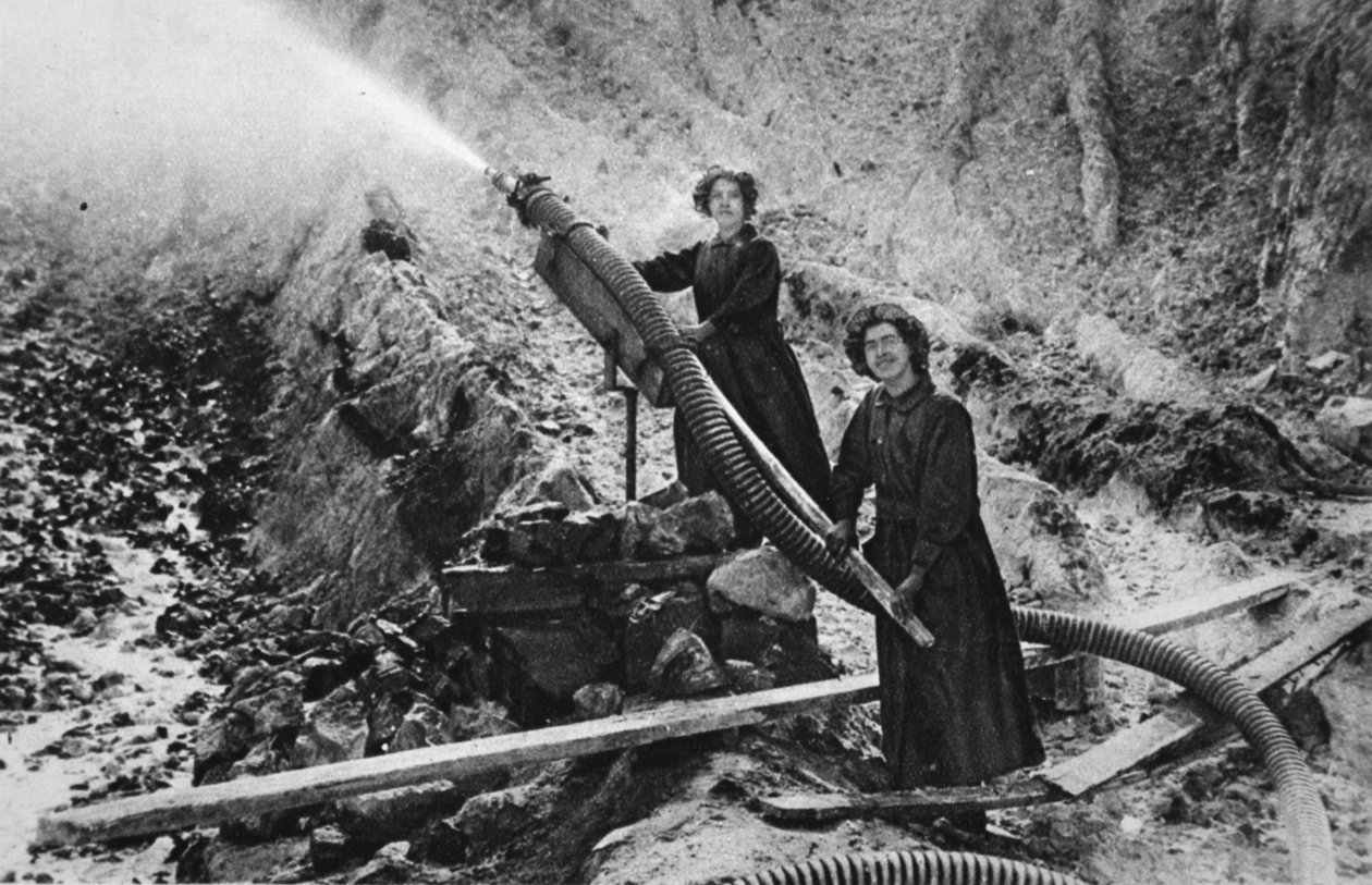 Ett blött jobb: kvinnliga lertvättare i en grop från Cornwall, illustration från The Illustrated War News, september 1916 av English Photographer