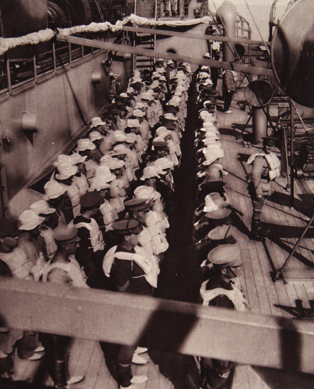 En klok försiktighetsåtgärd, trots vår behärskning av havet: träna trupper för att vara redo, från The Illustrated War News, 1916 (sepiafoto) av English Photographer