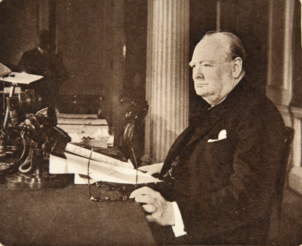 Framåt, Britannia! Länge leve Frihetens sak! God save the King!: Mr. Winston Churchill satt vid mikrofonen på VE-dagen, när han tillkännagav för nationen att kriget med Tyskland var vid en av English Photographer