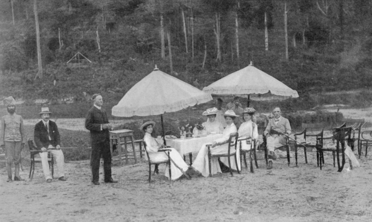 After a Match: Riflewomen at Lunch, från en artikel med titeln English Women at Play in Far-Away Perak publicerad i The Graphic 27 oktober 1906 av English Photographer