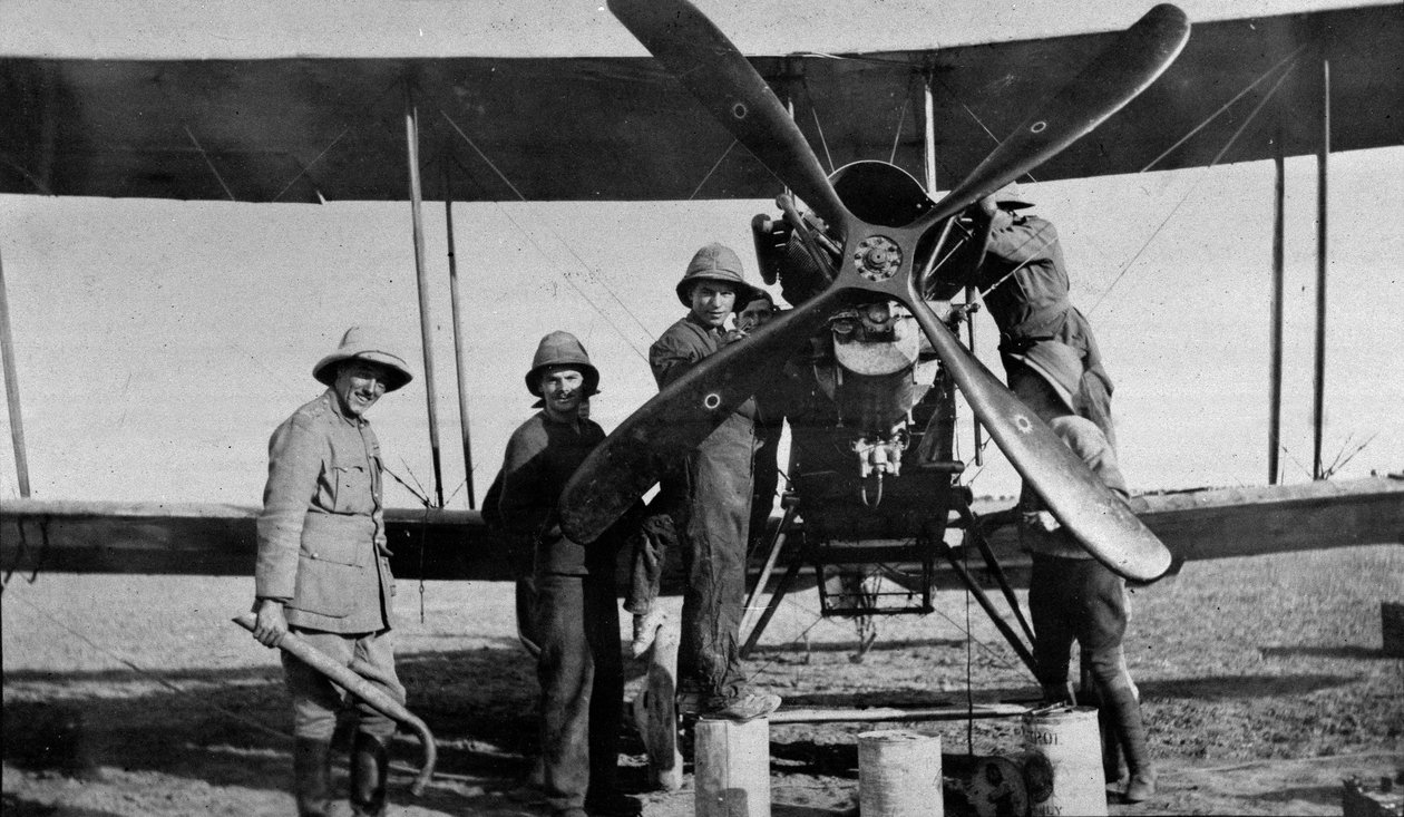 Flygplan under reparation, 1916 av English Photographer