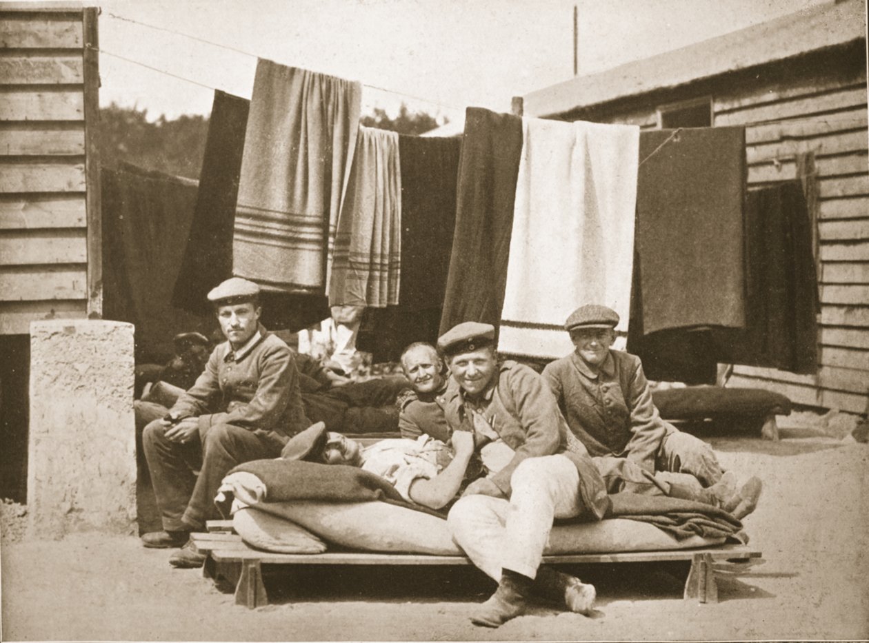Airing the Bedding: An Afternoon Siesta, Dorchester, illustration från German Prisoners in Great Britain (fotogravyr) av English Photographer