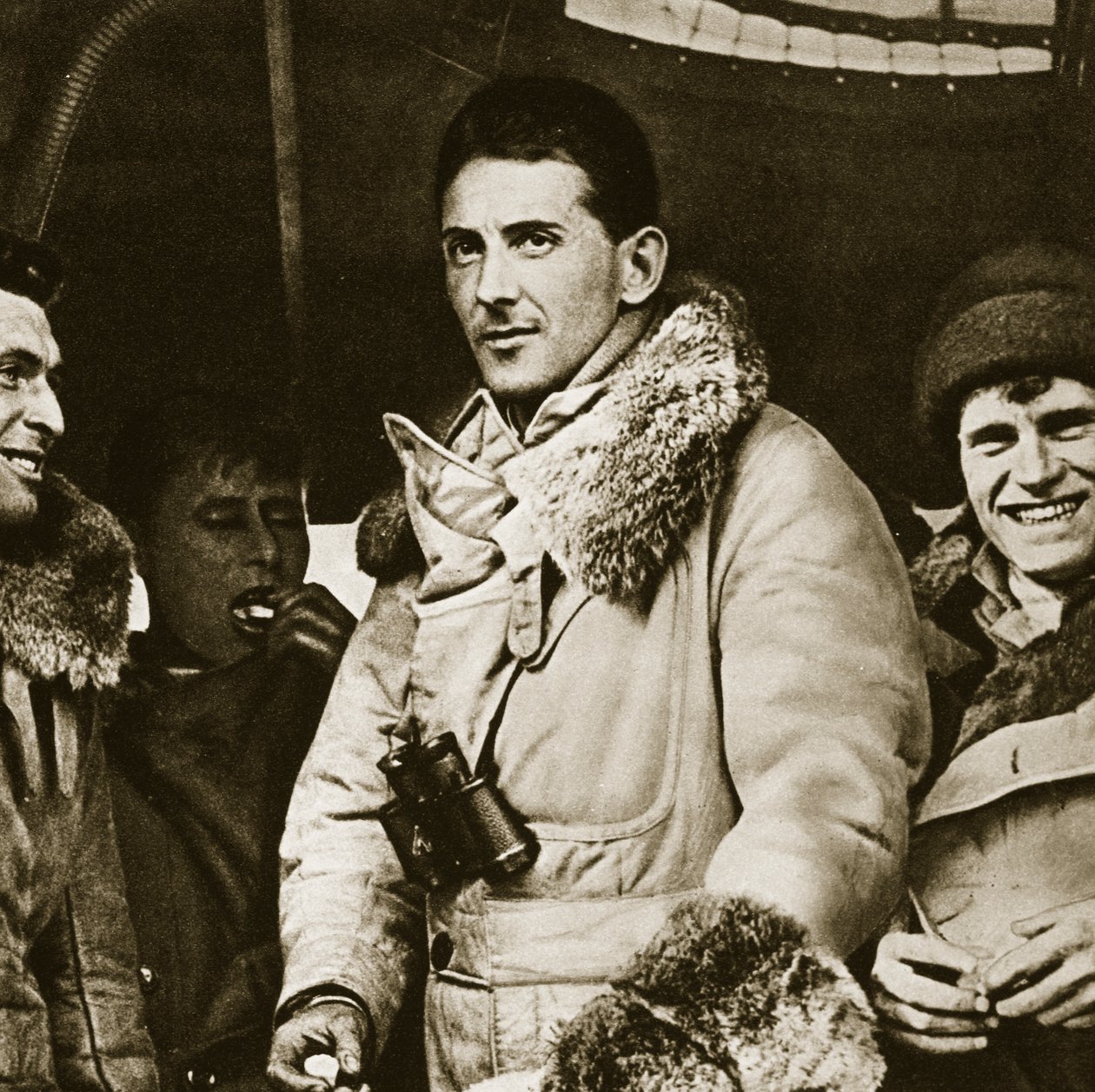 Luftskeppshjälte i en gripande berättelse (fotogravyr) av English Photographer