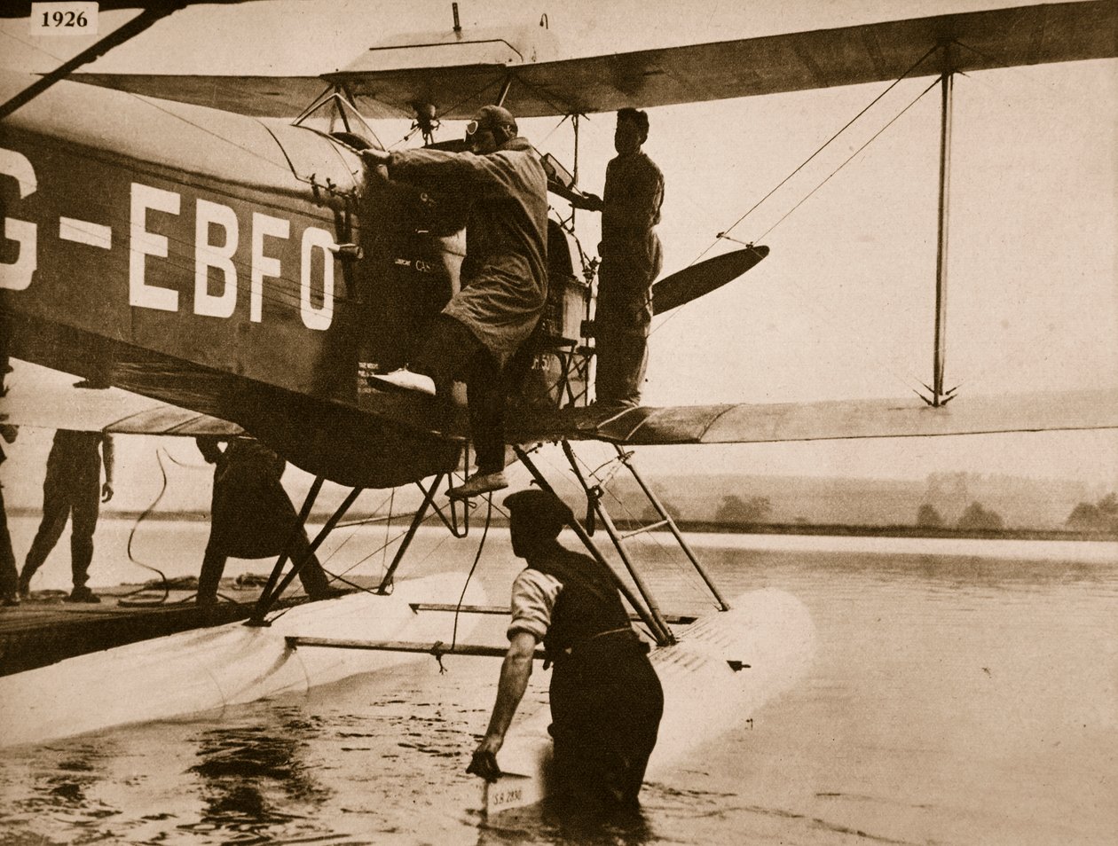 Alan Cobham klättrar in i sitt plan innan han ger sig av till Australien, Rochester, 1926 av English Photographer