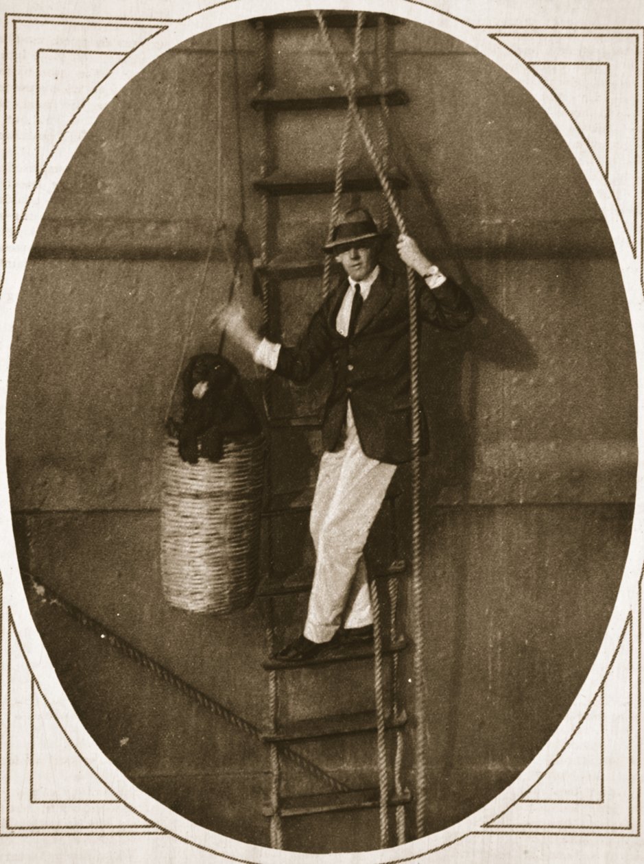 Alltid redo att gå i land: sänka en hund i en båt för landning, illustration från The Illustrated War News, 6 september 1916 (sepiafoto) av English Photographer