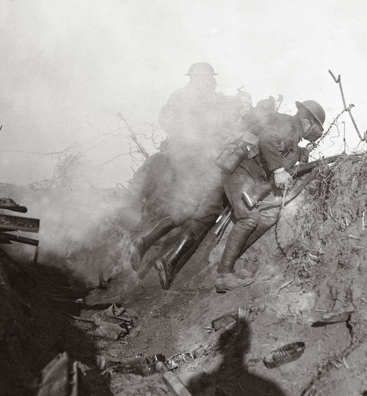 Bland sprängande gas- och tårskal lossnar vi Boschen från Bourlon Wood, 1917 av English Photographer