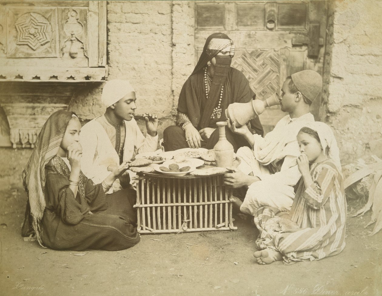 En egyptisk familj, ca 1878 av English Photographer