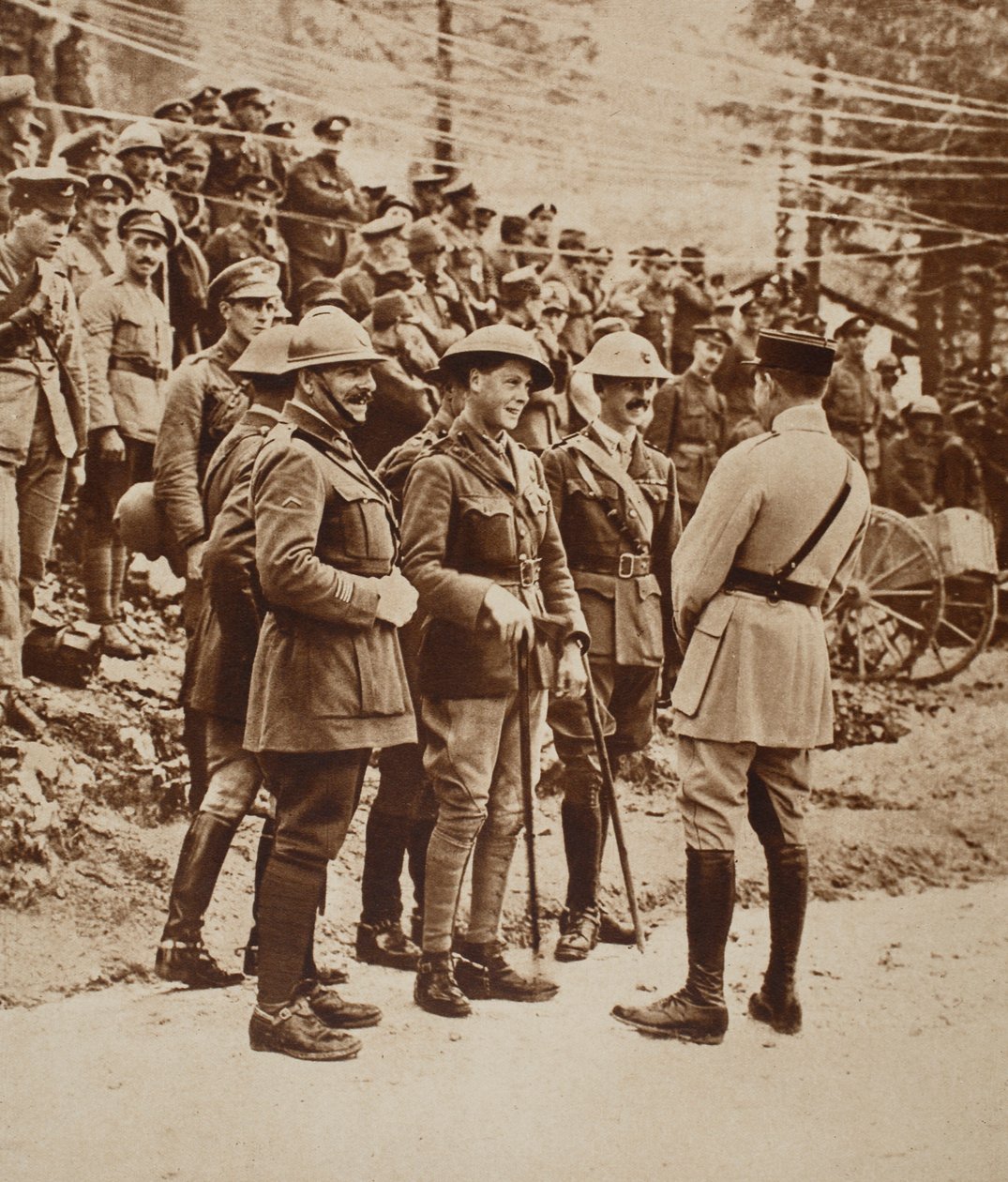 En internationell grupp på den italienska fronten, 1917: Prins av Wales i centrum av English Photographer