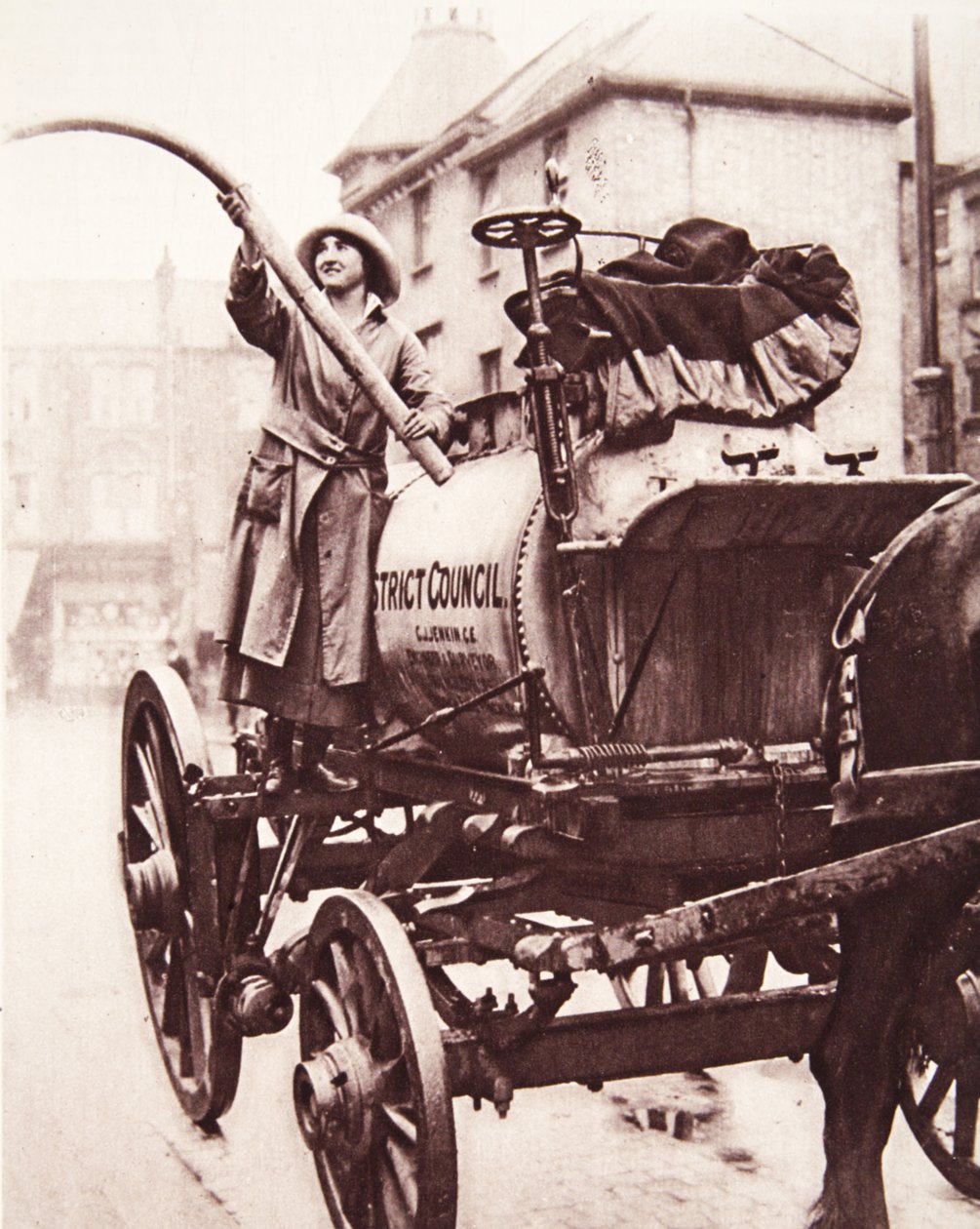 En irländsk idrottskvinna som arbetar med en vattenvagn: Miss M. K. McVeagh, i Finchley, från The Illustrated War News, 5 juli 1916 (sepiafoto) av English Photographer
