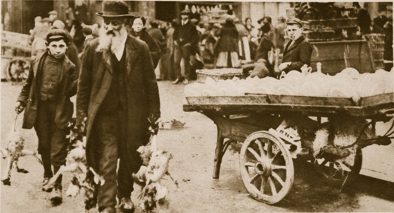 En judisk gammal man och hans barnbarn bär några höns från Wentworth Street, Stepney (sepiafoto) av English Photographer