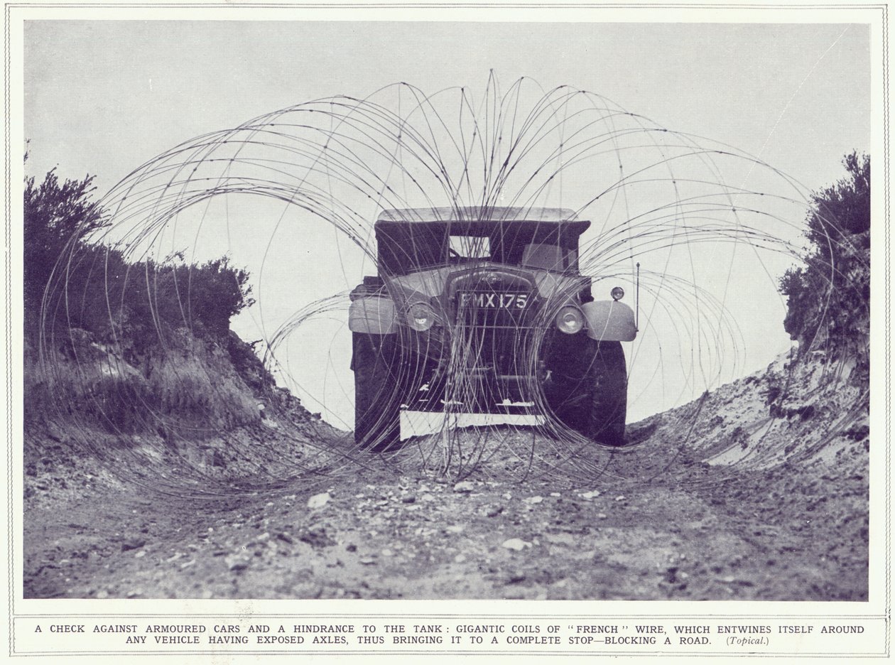 En pansarbil stoppas av gigantiska spolar av fransk tråd som blockerar vägen, från The Illustrated War News, publicerad 22 november 1939 av English Photographer