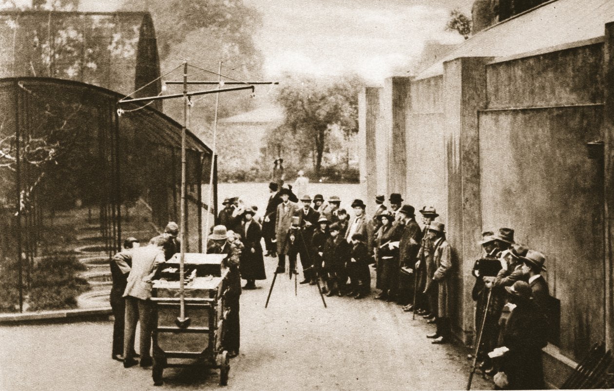 En tidig extern sändning av BBC från London Zoo när tekniker försökte spela in ljudet av skrik från voljären, från Wonderful London, publicerad 1926-27 (fotogravyr) av English Photographer