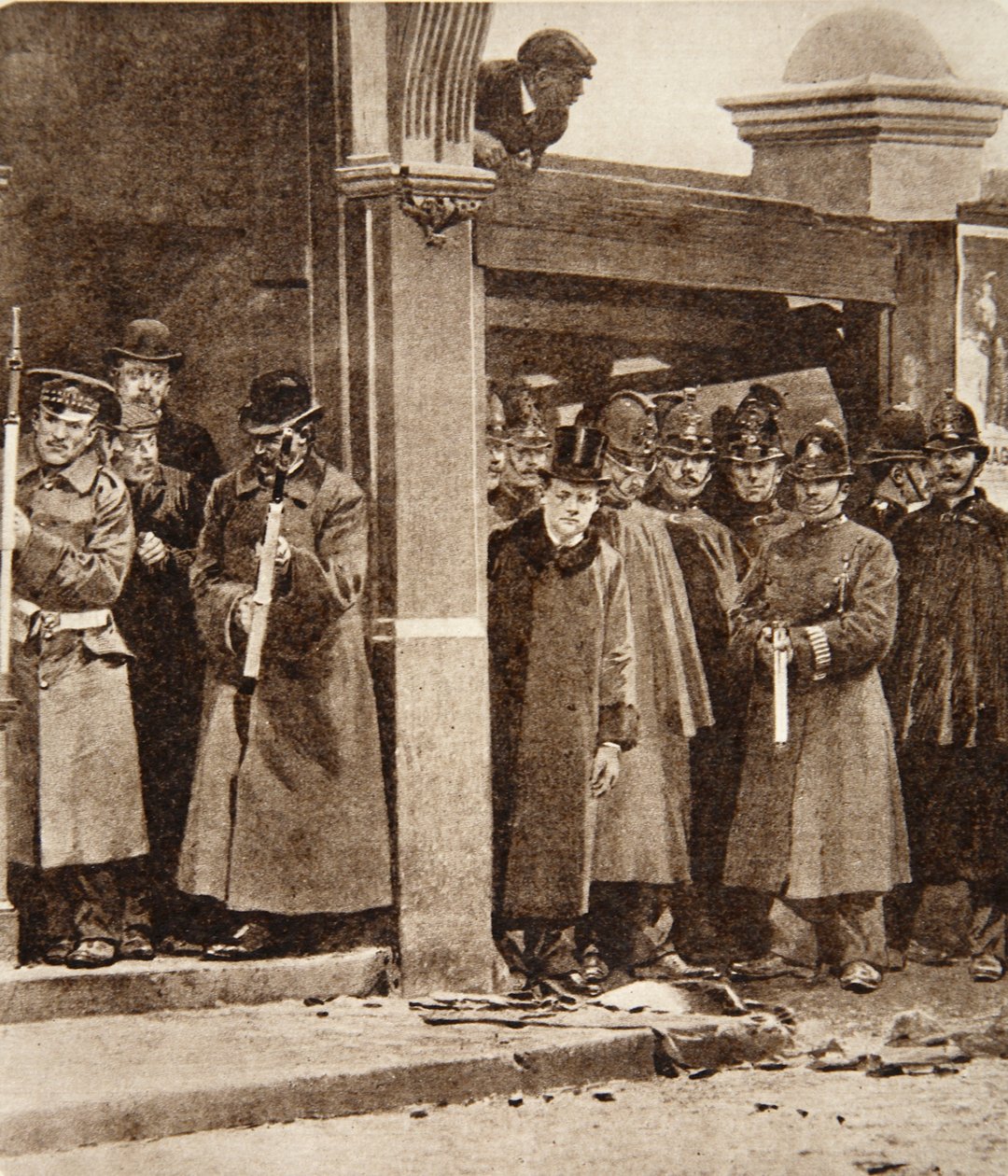 En incident som vid den tiden gav ammunition till hans fiender: Mr Churchills närvaro som inrikesminister vid belägringen av Sidney Street, den 3 januari 1911 (fotogravyr) av English Photographer