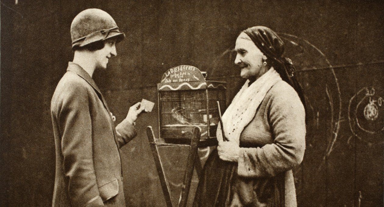 En gammal italiensk kvinna med en parakit i en bur, från Wonderful London, publicerad 1926-27 (fotogravyr) av English Photographer