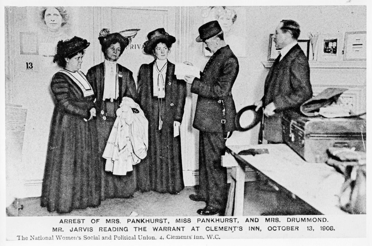 Gripande av Mrs Pankhurst, Miss Pankhurst och Mrs Drummond. Mr. Jarvis läser ordern på Clements Inn den 13 oktober 1908 av English Photographer