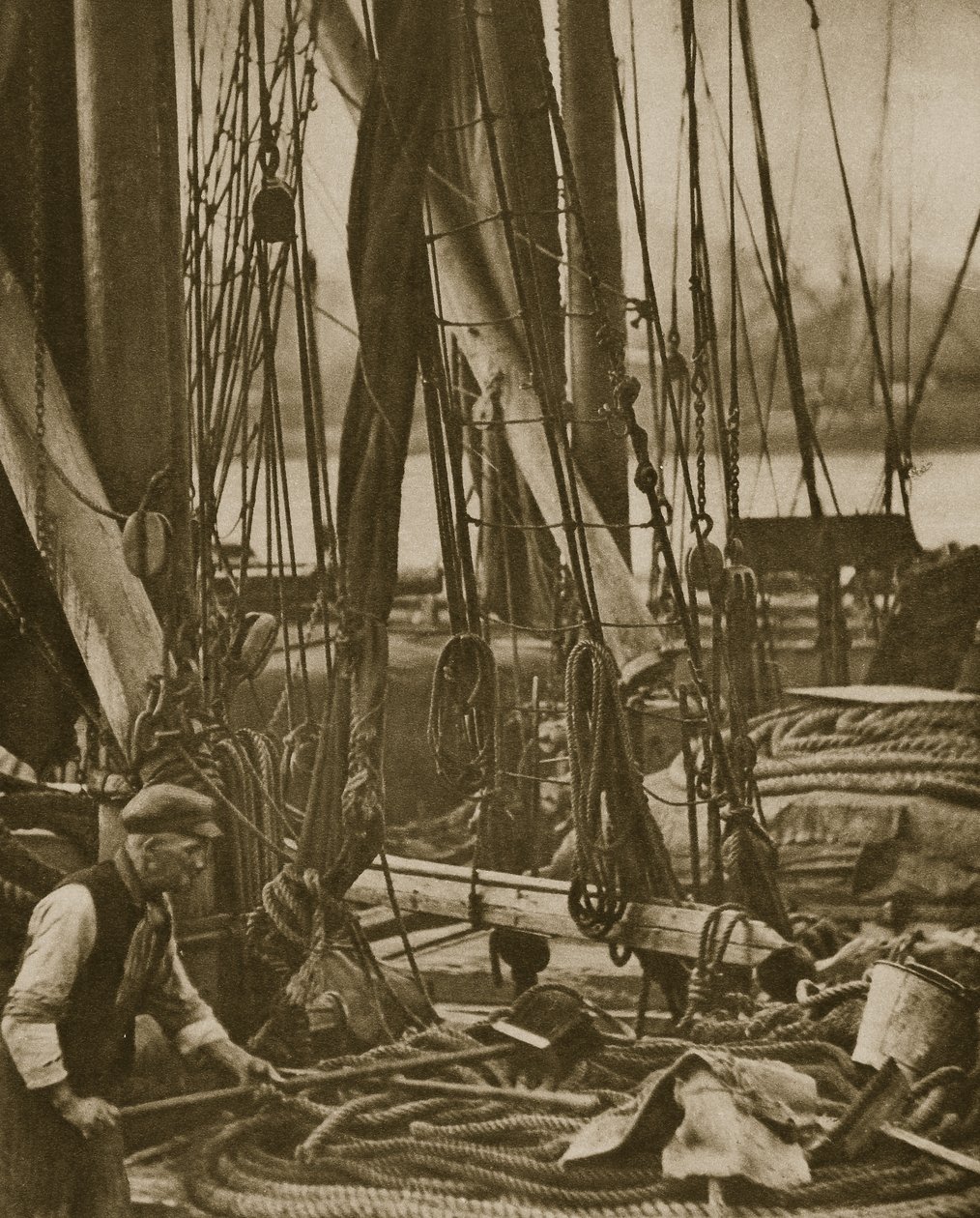Vid foten av masten på en Thames-pråm (sepiafoto) av English Photographer