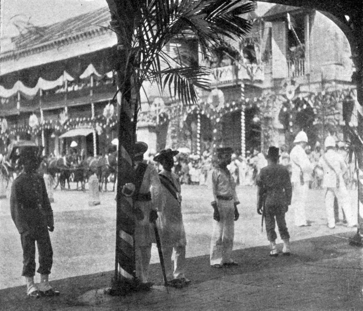 Väntar på ankomsten av hertigen och hertiginnan av York, Singapore, illustration från kungen, 25 maj 1901 av English Photographer