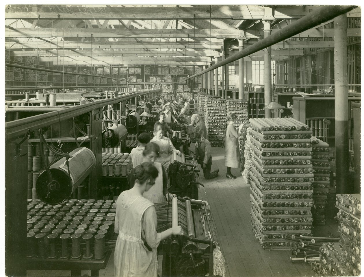Axminster spool setting, 1923 av English Photographer