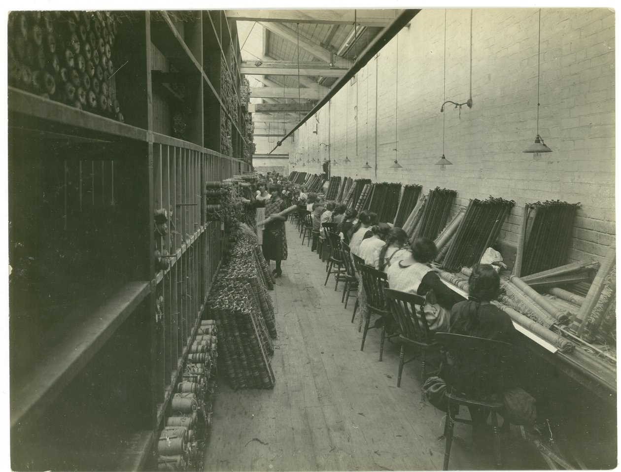 Axminster threading, mattfabrik, 1923 av English Photographer