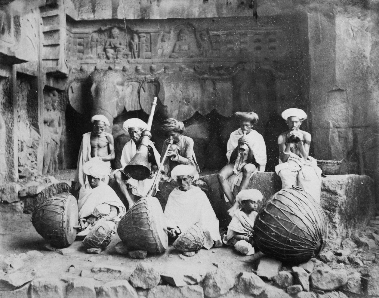 Band of Musicians in the Karla Caves, ca 1860-90-tal av English Photographer