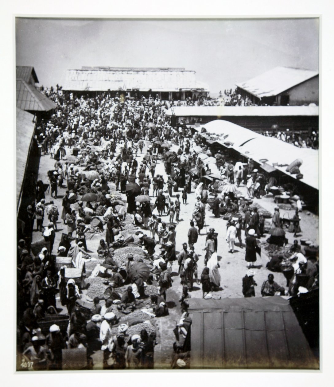 Bazaar, Darjeeling, fotografi tillskrivet Bourne und Shepherd, c.1880 av English Photographer
