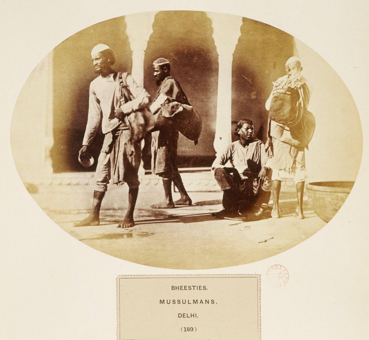 Bheesties, Mussulmans, Delhi, från The People of India, av J. Forbes Watson, publicerad 1868 (albumtryck) av English Photographer