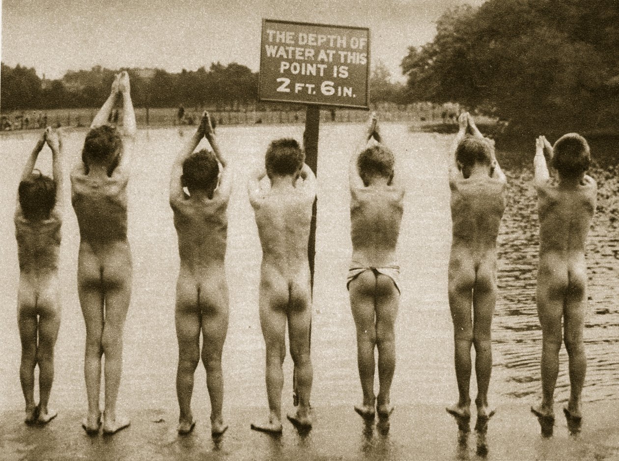 Pojkar som badar i parken, Clapham 1926 (sepiafoto) av English Photographer