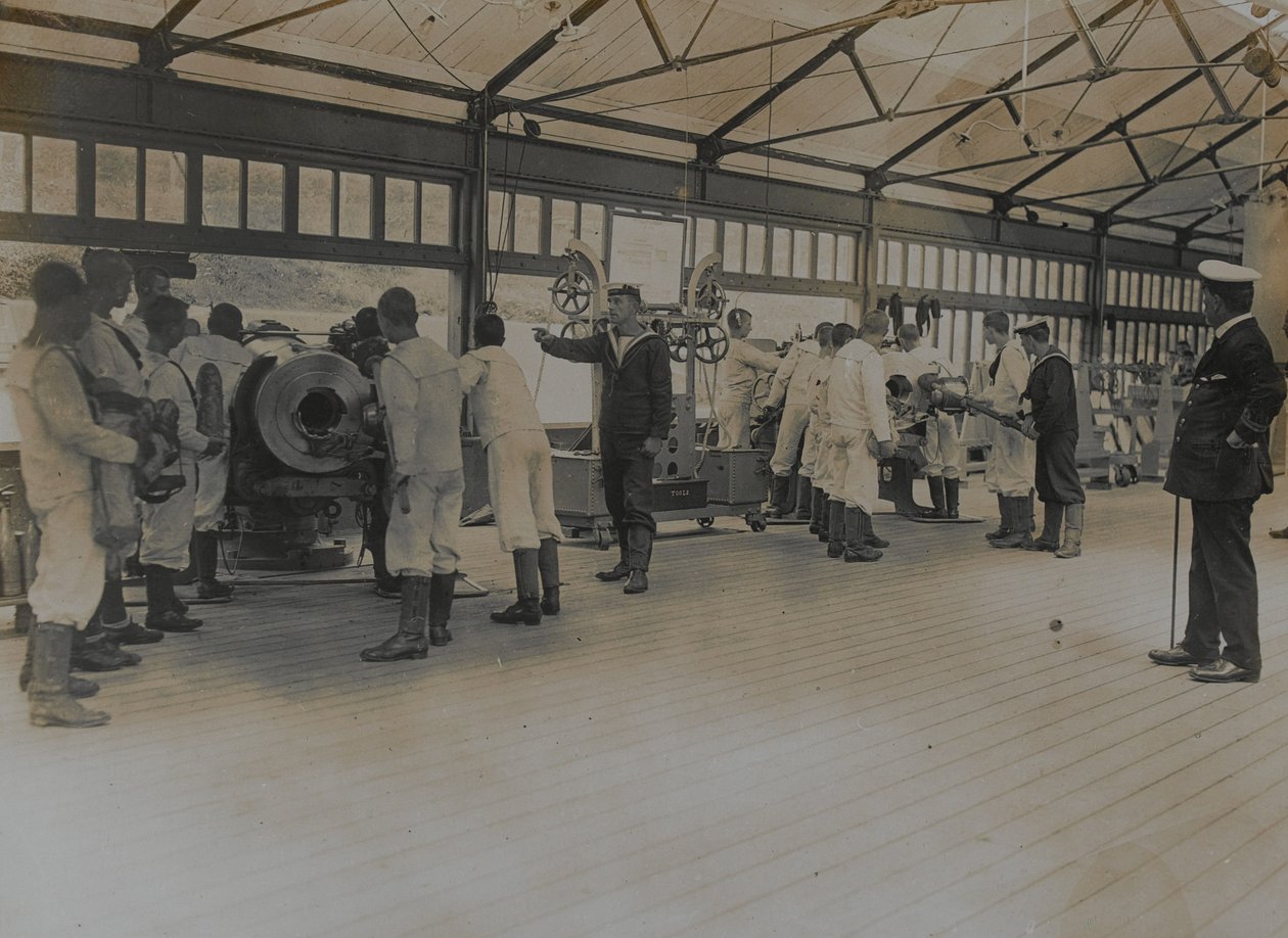 Pojkar från Royal Navy tränar med vapen på Shotley Barracks av English Photographer