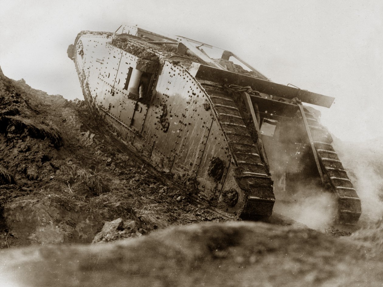 Brittisk Mark IV kvinnlig stridsvagn under rättegångar, 1917 av English Photographer