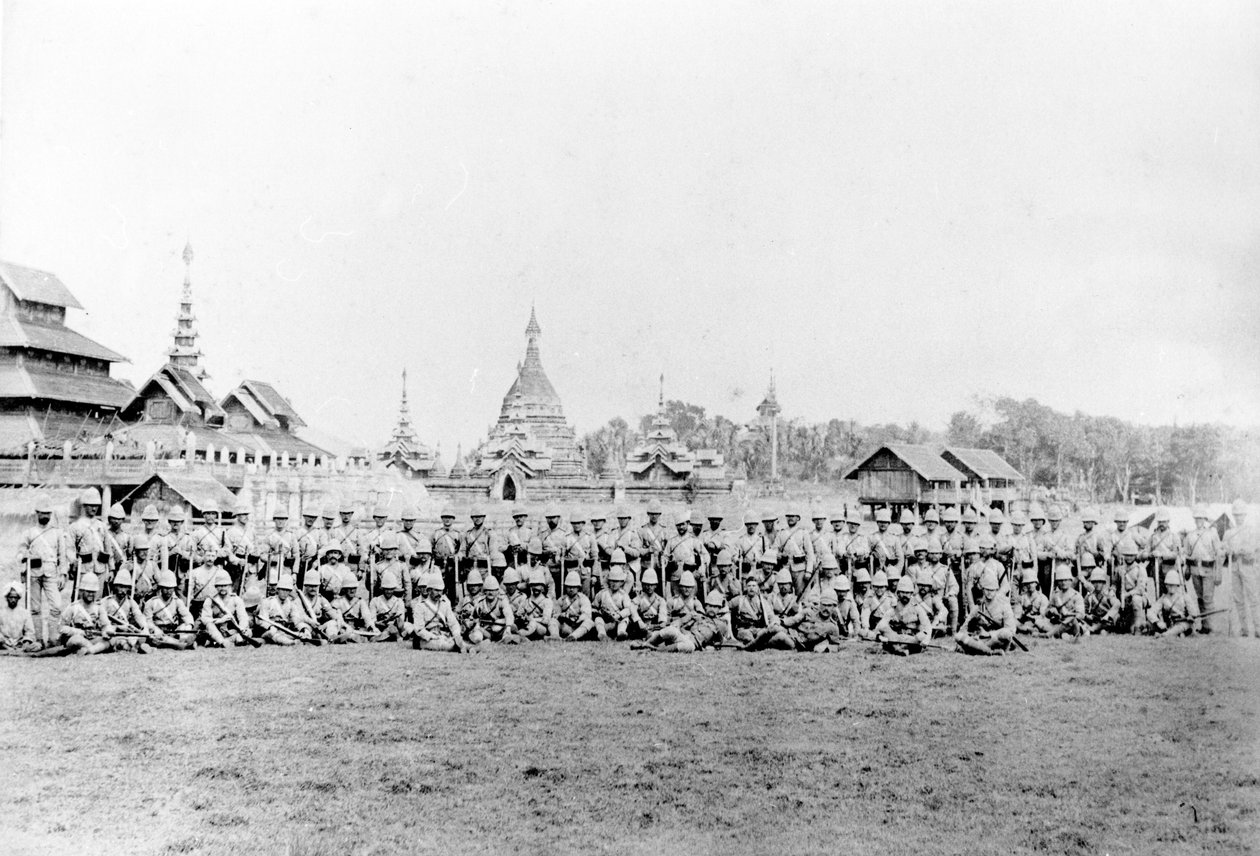 Brittiska regementet framför Wuntho Palace och Buddhist Monastery, 1891 av English Photographer