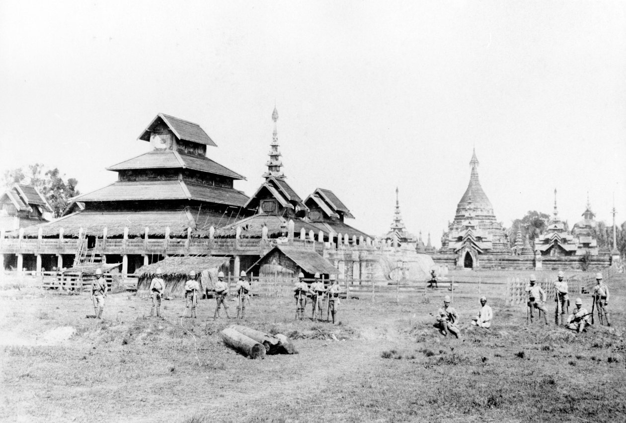 Brittiska soldater framför Wuntho-palatset och det buddhistiska klostret, 1891 av English Photographer