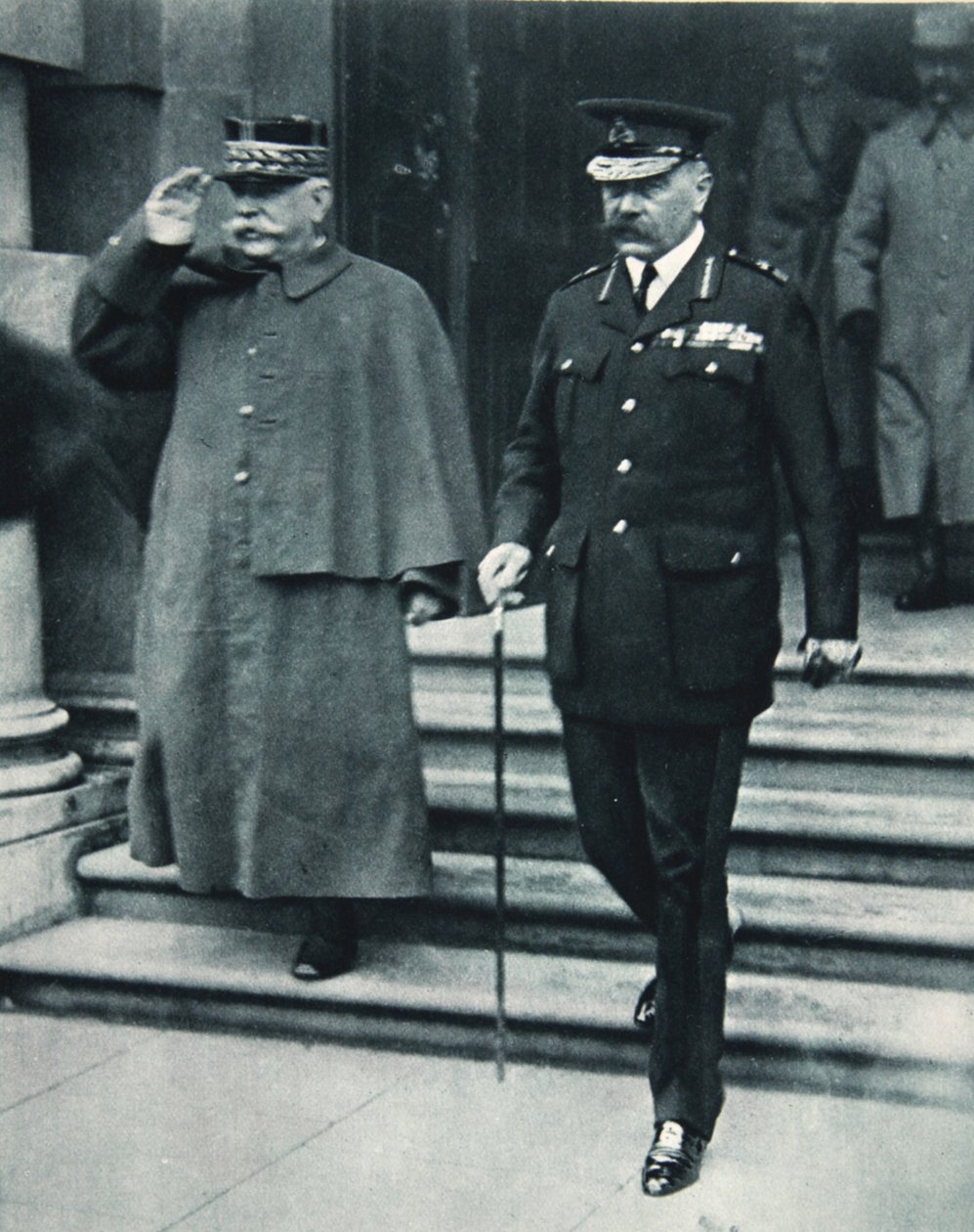 Brittisk krigsminister och fransk generalissimo: Lord Kitchener och general Joffre, från The Illustrated War News, 1916 av English Photographer